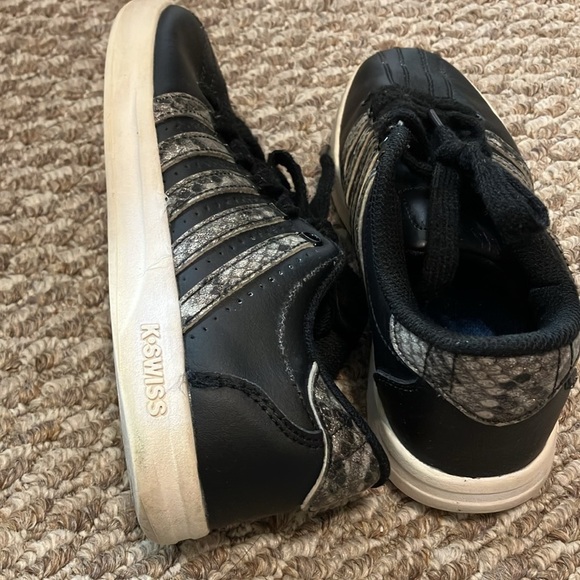 K-Swiss Size 2.5 Kids Black Sneakers Preloved - Picture 5 of 7